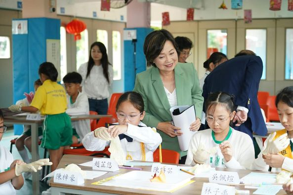 本頁圖片/檔案 - 蔡若連與女同學